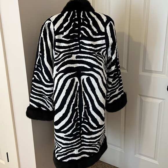 Beautiful fur leopard coat - Picture 3 of 9